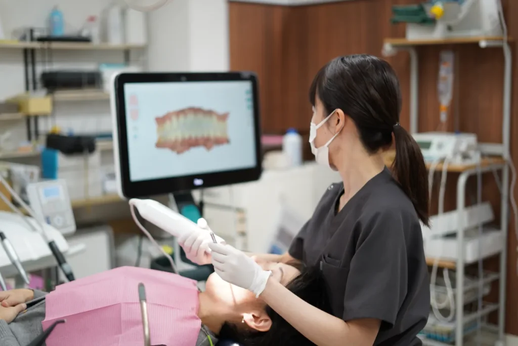 口腔内3Dスキャナーを使用した診断の様子