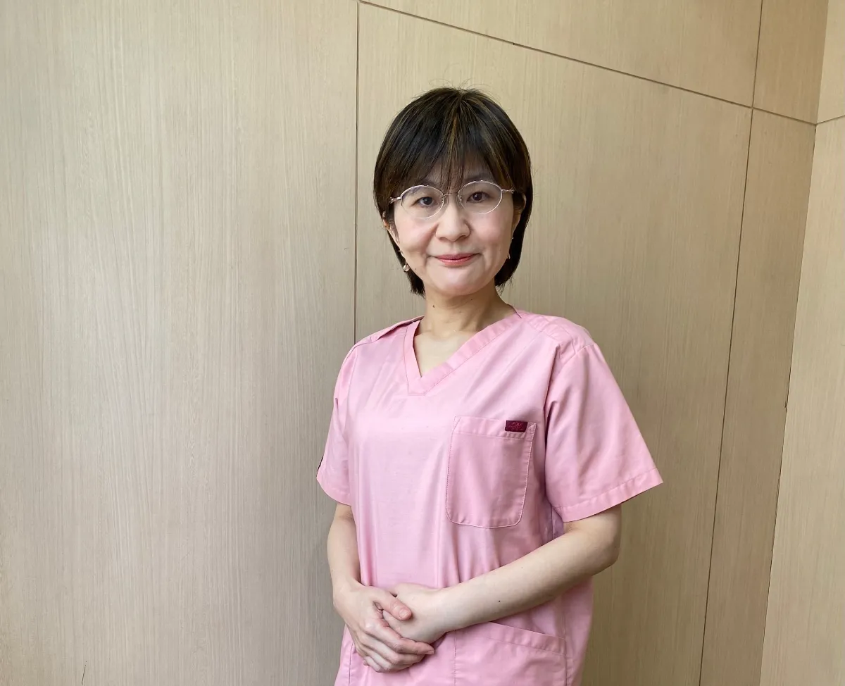 ピンクのスクラブを着た女性スタッフ