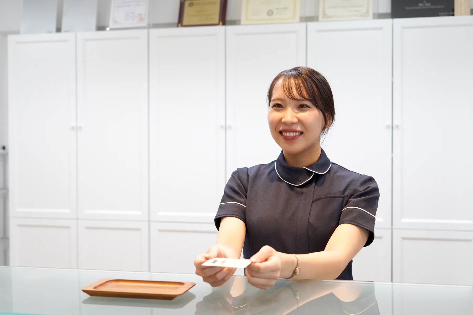 受付対応をしている女性