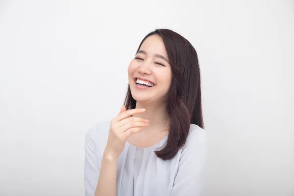 白く美しい歯で笑顔の女性